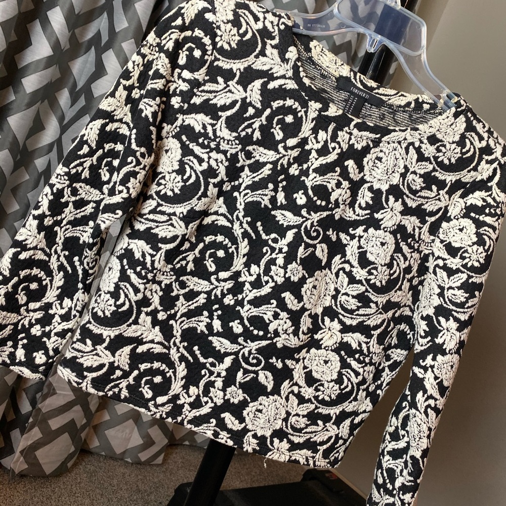 Black and white designed long sleeve crop top